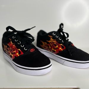 Heelys Youth Size 2 Pro Prints Black, Red. Flames